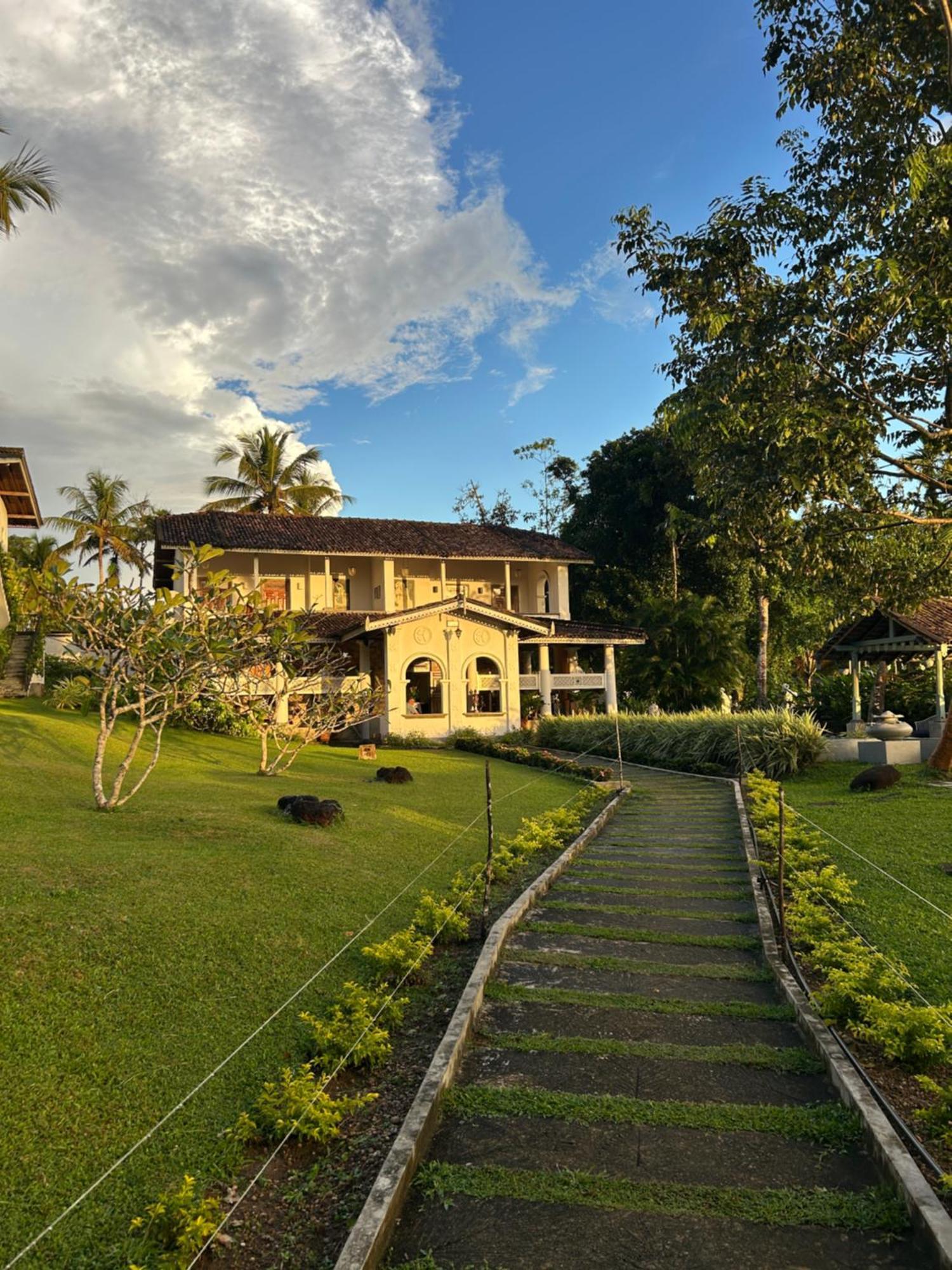 Villa Kubura Hikkaduwa Buitenkant foto